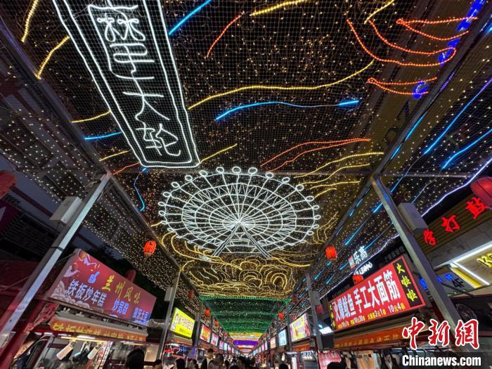 圖為明清街夜市燈光點亮具有武威文化元素的“摩天輪”彩燈?！〈魑牟?攝</p><p>