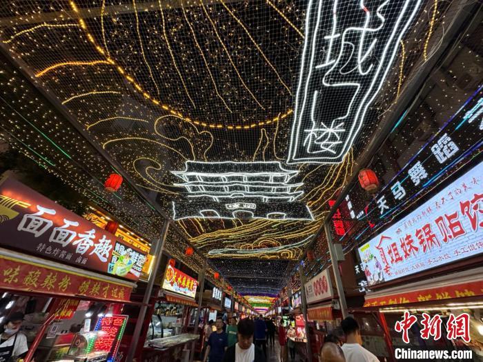 圖為明清街夜市燈光點亮具有武威文化元素的“涼州古城門”彩燈?！〈魑牟?攝</p><p>