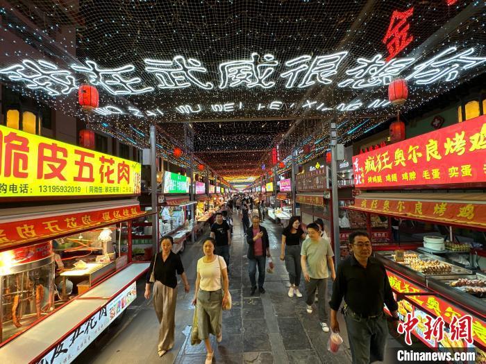 圖為明清街夜市燈光點亮“我在武威很想你”?！〈魑牟?攝</p><p>