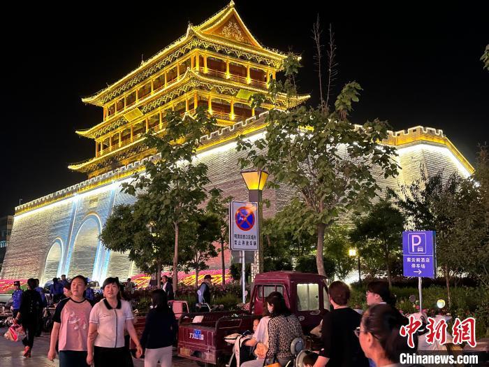 圖為夜幕降臨，涼州古城門燈光亮起?！〈魑牟?攝