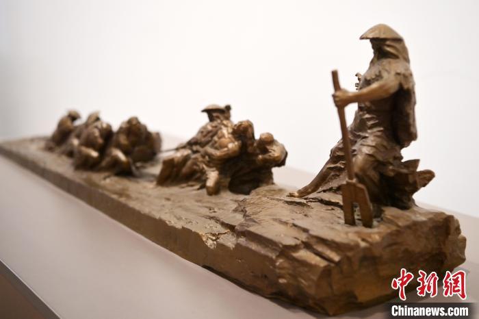5月21日，在“絲路印跡”雕塑藝術(shù)作品展展出的作品《治水為民·禹德九州》。九美旦增 攝</p>
<p>