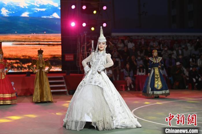 圖為開幕式現(xiàn)場(chǎng)蒙古族服飾秀。李亞龍 攝</p>
<p>