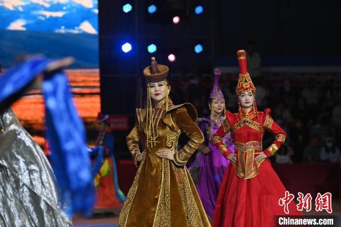 圖為開幕式現(xiàn)場(chǎng)蒙古族服飾秀。李亞龍 攝</p>
<p>