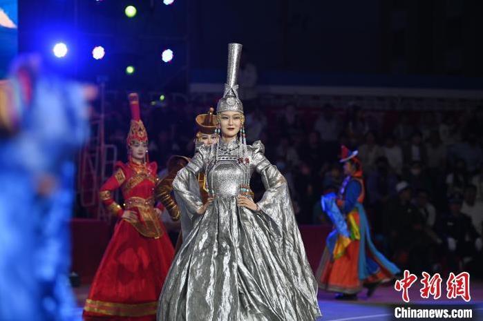圖為開幕式現(xiàn)場(chǎng)蒙古族服飾秀。李亞龍 攝</p>
<p>