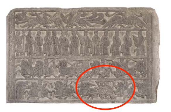 △漢代迎賓、車馬出行畫像石，現(xiàn)藏于臨沂市博物館。畫像石的第四層中有軺車出現(xiàn)。