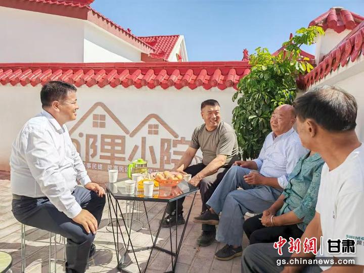 圖為依托“鄰里小院”議事模式開展議事活動(dòng)，解決村民身邊的熱點(diǎn)難點(diǎn)問題。臨澤縣委宣傳部供圖