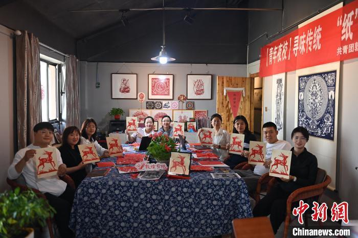 6月6日，在甘肅敦煌青年夜校課程中，青年學(xué)員展示學(xué)習(xí)敦煌非遺剪紙的成果。