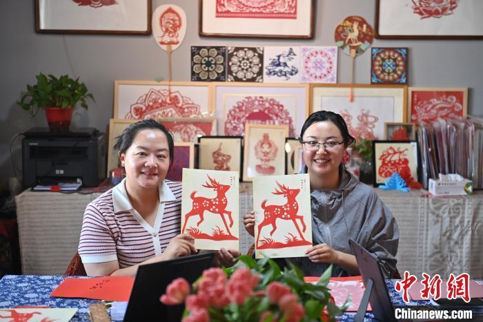 6月6日，在甘肅敦煌青年夜校課程中，青年學(xué)員展示學(xué)習(xí)敦煌非遺剪紙的成果。李亞龍 攝　　