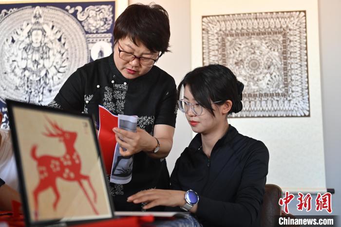 6月6日，在甘肅敦煌青年夜校課程中，青年學(xué)員學(xué)習(xí)敦煌非遺剪紙課程。李亞龍 攝