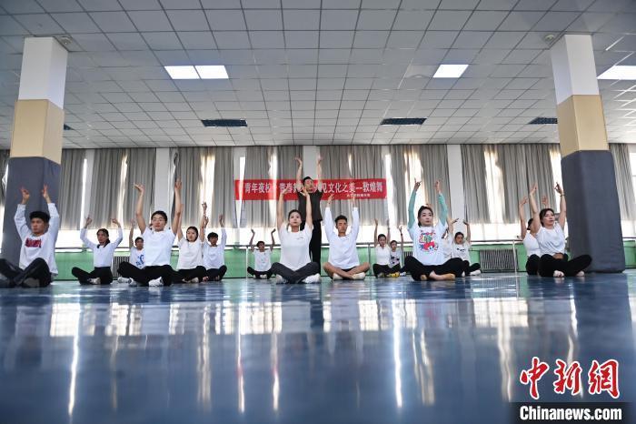 6月6日，在甘肅敦煌青年夜校課程中，青年學(xué)員學(xué)習(xí)敦煌舞課程。李亞龍 攝　　
