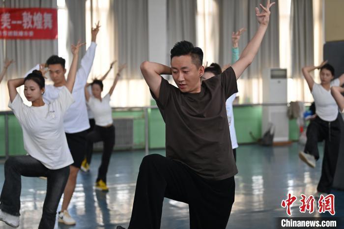 6月6日，在甘肅敦煌青年夜校課程中，青年學(xué)員學(xué)習(xí)敦煌舞課程。李亞龍 攝　　