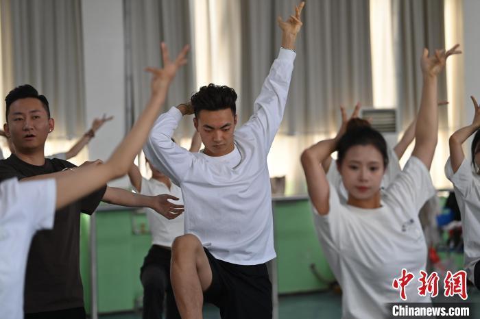 6月6日，在甘肅敦煌青年夜校課程中，青年學(xué)員學(xué)習(xí)敦煌舞課程。李亞龍 攝　　