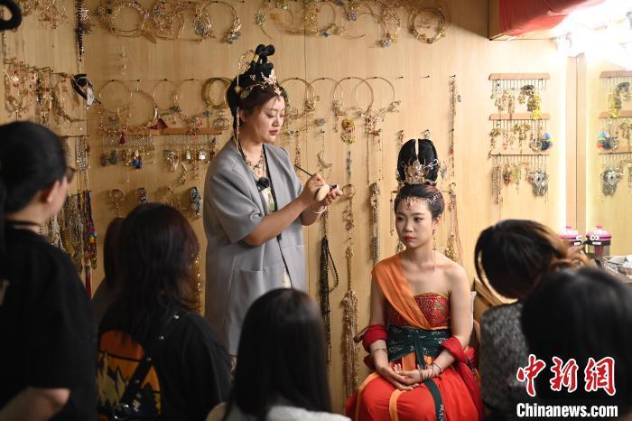 6月6日，在甘肅敦煌青年夜校課程中，青年學(xué)員學(xué)習(xí)敦煌美妝課程。李亞龍 攝