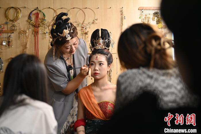 6月6日，在甘肅敦煌青年夜校課程中，青年學(xué)員學(xué)習(xí)敦煌美妝課程。李亞龍 攝　　