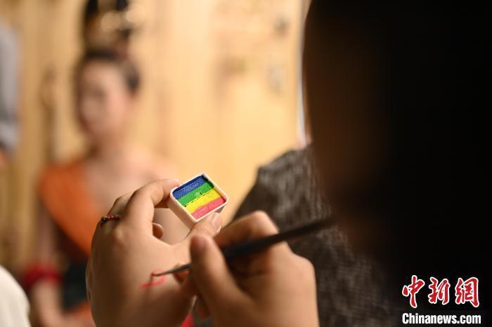 6月6日，在甘肅敦煌青年夜校課程中，青年學(xué)員學(xué)習(xí)敦煌美妝課程。李亞龍 攝　　