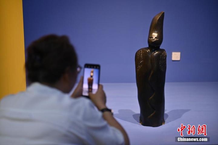 圖為游客拍攝蛇紋石作品《貴婦人》。中新社記者 李亞龍 攝