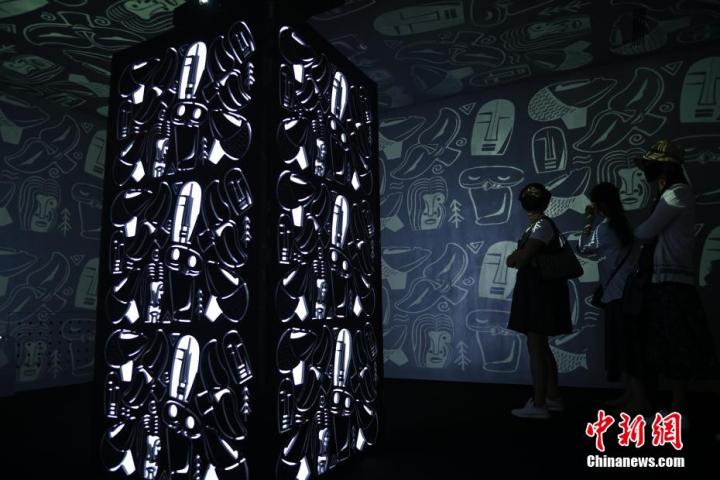 圖為游客參觀藝術(shù)展。中新社記者 李亞龍 攝