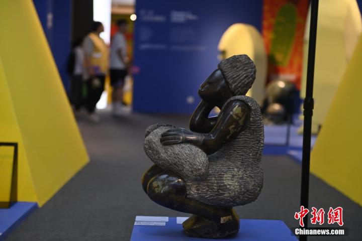 圖為游客參觀藝術(shù)展。中新社記者 李亞龍 攝</p>
<p>