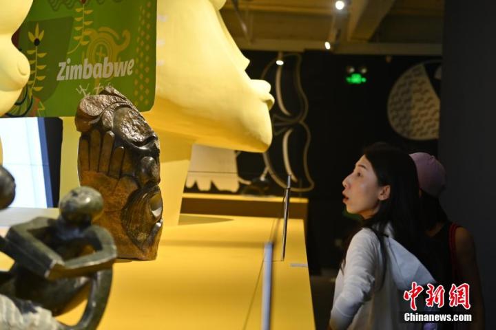 圖為游客參觀藝術(shù)展。中新社記者 李亞龍 攝