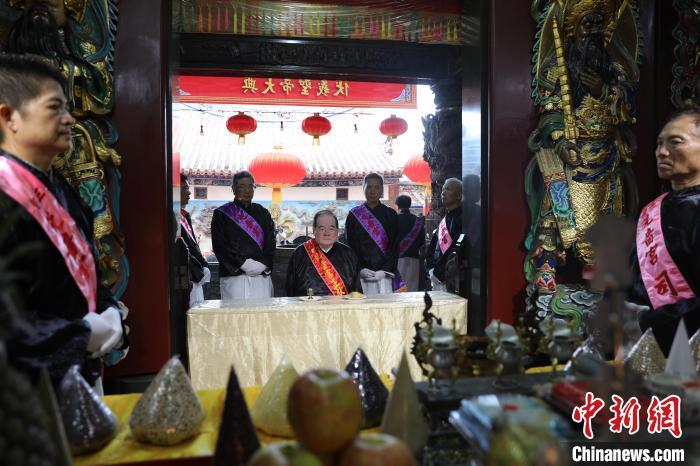 6月21日，“2024(甲辰年)兩岸共祭人文始祖伏羲典禮”在臺灣新北舉行。擔任主祭官的先嗇宮董事長、中國國民黨前秘書長李乾龍(中)出席典禮并擔任主祭官。中新社記者 張曉曦 攝