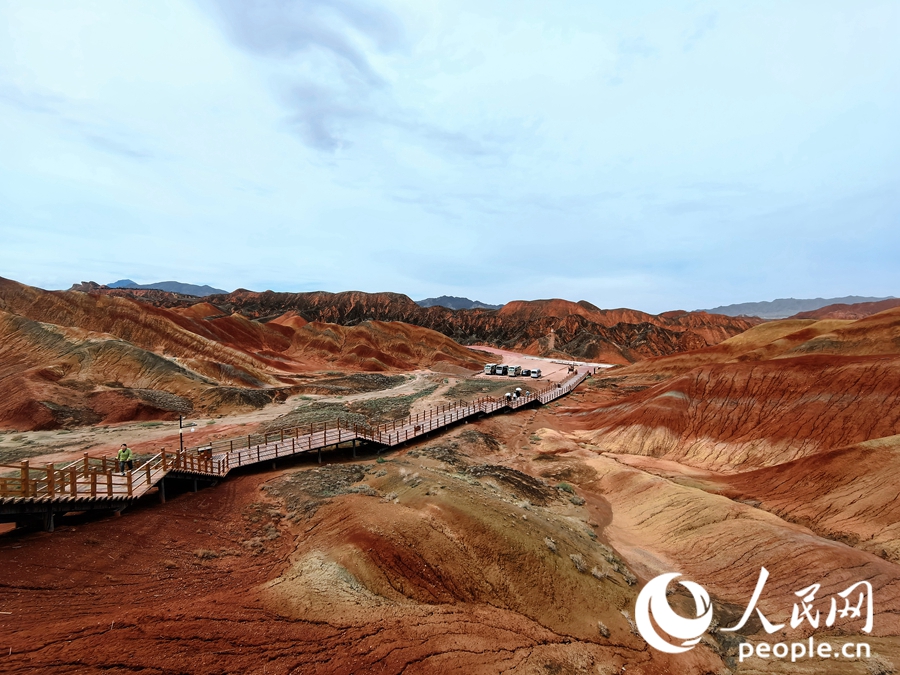  雨后的七彩丹霞，顏色格外艷麗。人民網(wǎng) 黃津曉虎攝