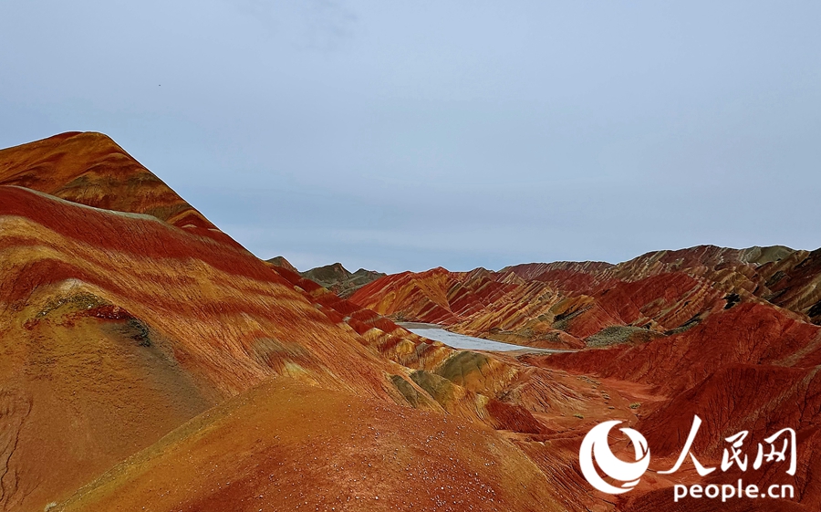 雨后的七彩丹霞，顏色格外艷麗。人民網(wǎng)記者 徐冬兒攝