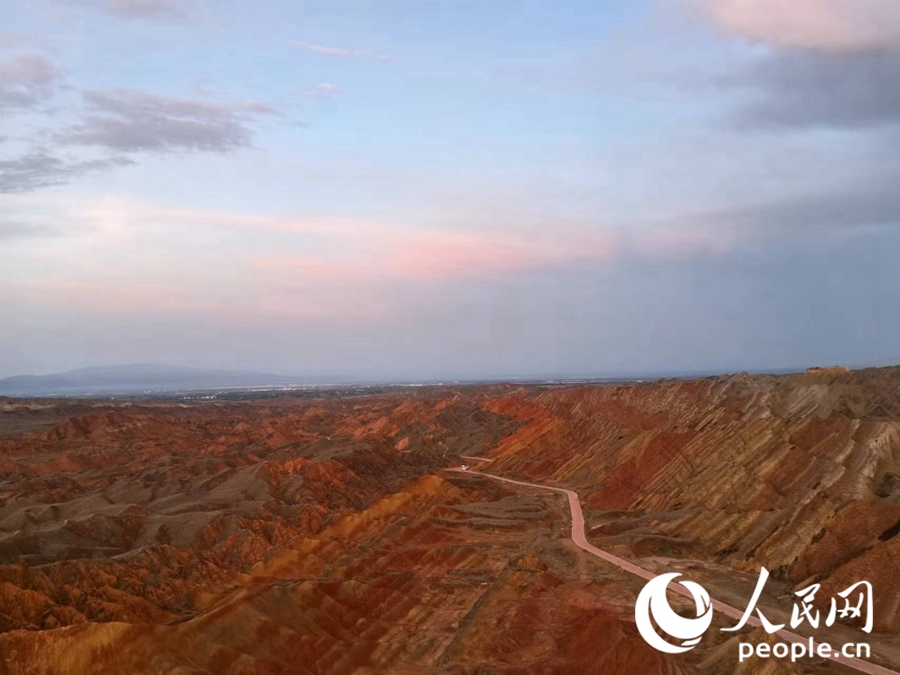 日落時分，余暉與丹霞交相輝映。人民網(wǎng)記者 唐嘉藝攝