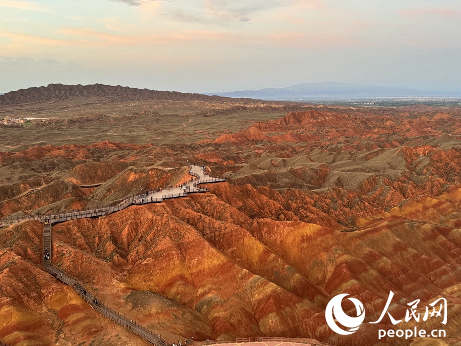 日落時分，余暉與丹霞交相輝映。人民網(wǎng)記者 徐冬兒攝