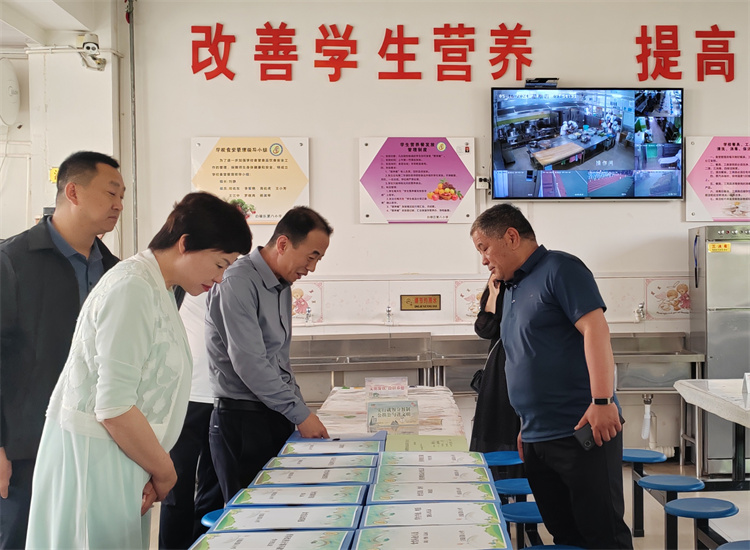 市紀(jì)委監(jiān)委扎實推動開展群眾身邊腐敗和作風(fēng)問題集中整治工作，圖為市紀(jì)委監(jiān)委派駐市教育局紀(jì)檢監(jiān)察組在白銀區(qū)開展“中小學(xué)校園食品安全和膳食經(jīng)費管理”集中整治工作開展情況督查.jpg