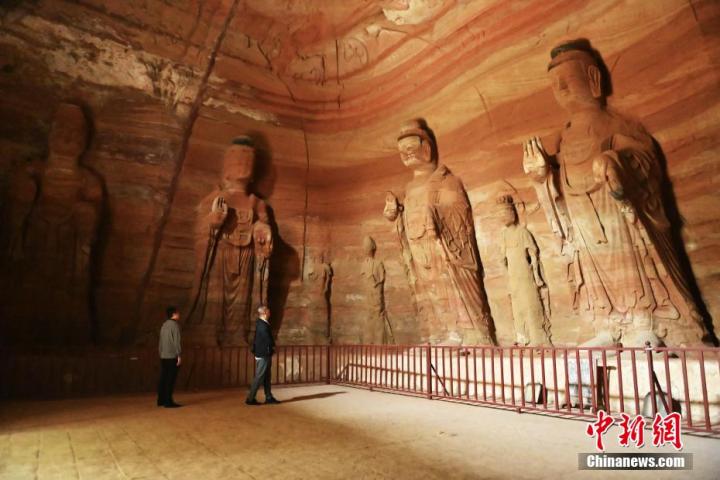 7月15日，游人參觀甘肅省平?jīng)鍪袥艽h百里石窟長廊中的南石窟寺1號窟。百里石窟長廊位于涇川縣境內(nèi)，由512個石窟、5眼窟中石井組成，現(xiàn)存王母宮石窟、鳳凰山石窟、南石窟寺、丈八寺石窟、羅漢洞石窟、太山寺石窟等規(guī)模較大的石窟群，還有數(shù)量眾多的小石窟群。南石窟寺開鑿于北魏永平三年，其中1號窟屬于大型七佛窟，七佛高達6米。中新社記者 李亞龍 攝