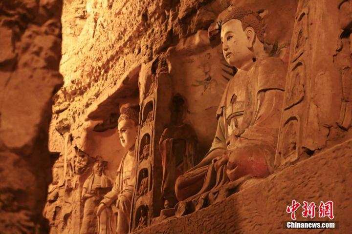 7月15日，甘肅省平?jīng)鍪袥艽h百里石窟長廊中的王母宮石窟造像。百里石窟長廊位于涇川縣境內(nèi)，由512個石窟、5眼窟中石井組成，現(xiàn)存王母宮石窟、鳳凰山石窟、南石窟寺、丈八寺石窟、羅漢洞石窟、太山寺石窟等規(guī)模較大的石窟群，還有數(shù)量眾多的小石窟群。王母宮石窟又名千佛洞，該窟設計宏大，造像生動，窟內(nèi)擁有造像數(shù)百尊，是較為珍貴的佛教文化歷史遺存。中新社記者 李亞龍 攝</p>
<p>