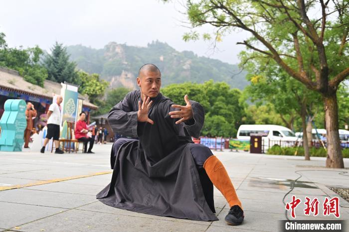 7月14日，甘肅省平?jīng)鍪嗅轻忌骄皡^(qū)內(nèi)，嵩山少林弟子展示武藝。7月13日至14日，“2024年北京體育大學(xué)第十五屆國際武術(shù)比賽交流大會暨首屆崆峒山國際武術(shù)大會”舉行，大會也在崆峒山景區(qū)進行問道崆峒、武術(shù)高級研修班、崆峒拜師等系列活動。中新社記者 李亞龍 攝</p>
<p>