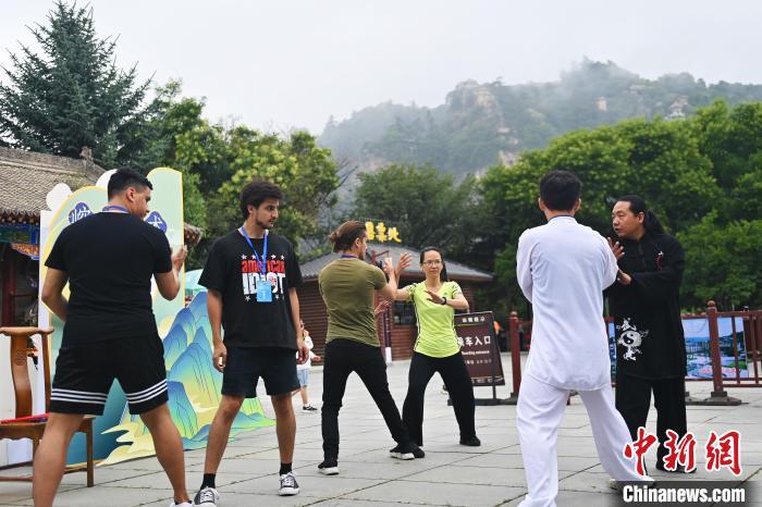 7月14日，甘肅省平?jīng)鍪嗅轻忌骄皡^(qū)內(nèi)，外籍武術(shù)愛好者學(xué)習(xí)崆峒派武術(shù)。7月13日至14日，“2024年北京體育大學(xué)第十五屆國際武術(shù)比賽交流大會暨首屆崆峒山國際武術(shù)大會”舉行，大會也在崆峒山景區(qū)進行問道崆峒、武術(shù)高級研修班、崆峒拜師等系列活動。中新社記者 李亞龍 攝</p>
<p>