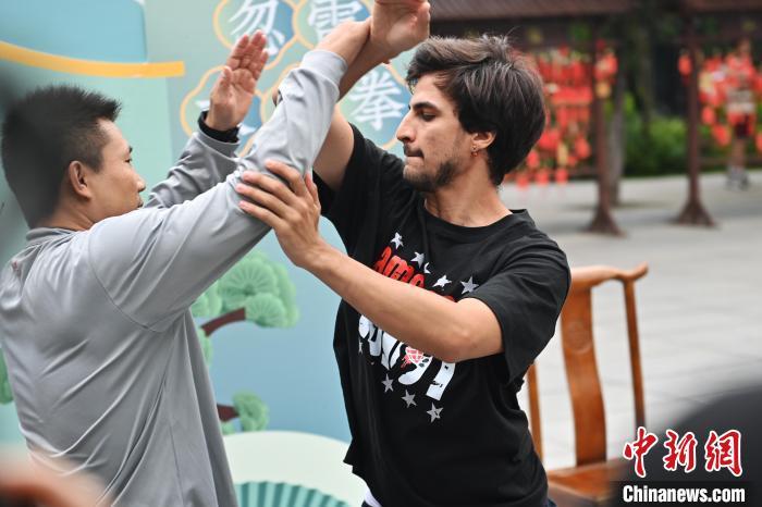 7月14日，甘肅省平?jīng)鍪嗅轻忌骄皡^(qū)內(nèi)，外籍武術(shù)愛好者(右)進行忽雷太極拳切磋。7月13日至14日，“2024年北京體育大學(xué)第十五屆國際武術(shù)比賽交流大會暨首屆崆峒山國際武術(shù)大會”舉行，大會也在崆峒山景區(qū)進行問道崆峒、武術(shù)高級研修班、崆峒拜師等系列活動。中新社記者 李亞龍 攝</p>
<p>