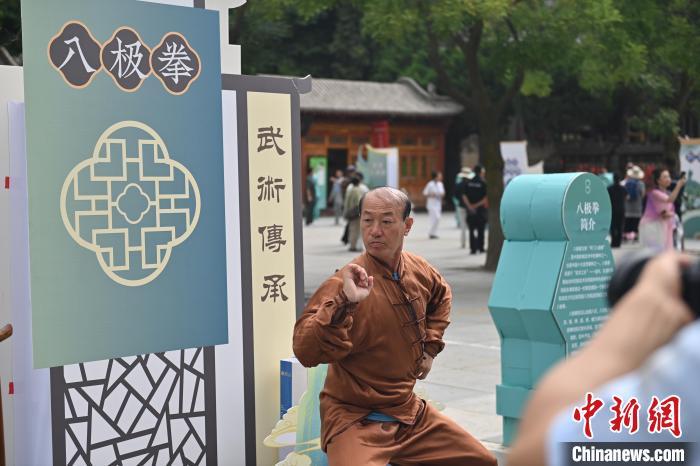 7月14日，甘肅省平?jīng)鍪嗅轻忌骄皡^(qū)內(nèi)，八極拳傳承人展示八極拳。7月13日至14日，“2024年北京體育大學(xué)第十五屆國際武術(shù)比賽交流大會暨首屆崆峒山國際武術(shù)大會”舉行，大會也在崆峒山景區(qū)進行問道崆峒、武術(shù)高級研修班、崆峒拜師等系列活動。中新社記者 李亞龍 攝</p>
<p>