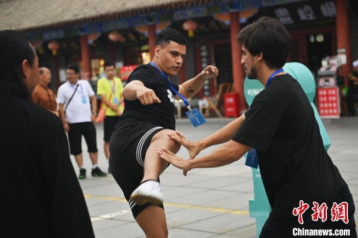 7月14日，甘肅省平?jīng)鍪嗅轻忌骄皡^(qū)內(nèi)，外籍武術(shù)愛好者切磋武藝。7月13日至14日，“2024年北京體育大學(xué)第十五屆國際武術(shù)比賽交流大會暨首屆崆峒山國際武術(shù)大會”舉行，大會也在崆峒山景區(qū)進行問道崆峒、武術(shù)高級研修班、崆峒拜師等系列活動。中新社記者 李亞龍 攝