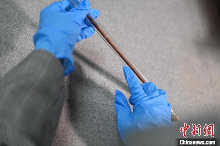 2024年5月7日，拍攝的甘肅省博物館館藏國(guó)寶級(jí)文物“白馬作”毛筆。李亞龍　攝