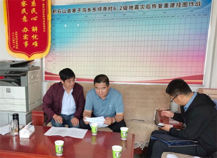 州縣紀委監(jiān)委機關(guān)聯(lián)合督查組對下沉干部 、駐村干部 、包村組長、村干部 “四級”干部履職到崗情況，以及工作日志和民情臺賬、訴求臺賬進行日常監(jiān)督檢查，壓實工作責任。.jpg