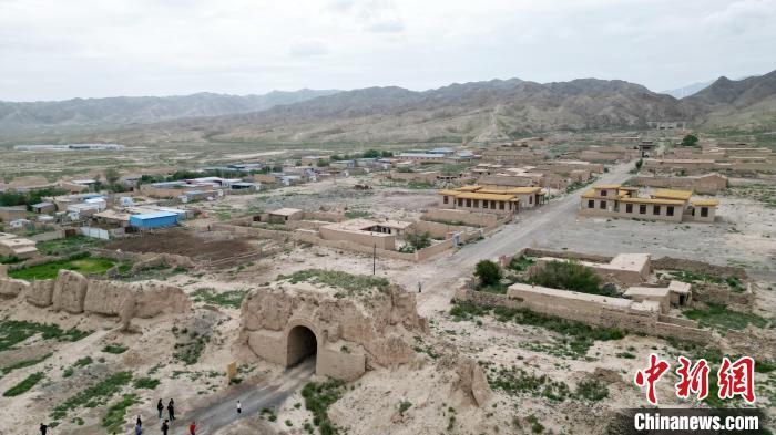 7月13日，位于山丹漢明長城遺址里的硤口古城。(無人機(jī)圖片) 　九美旦增 攝