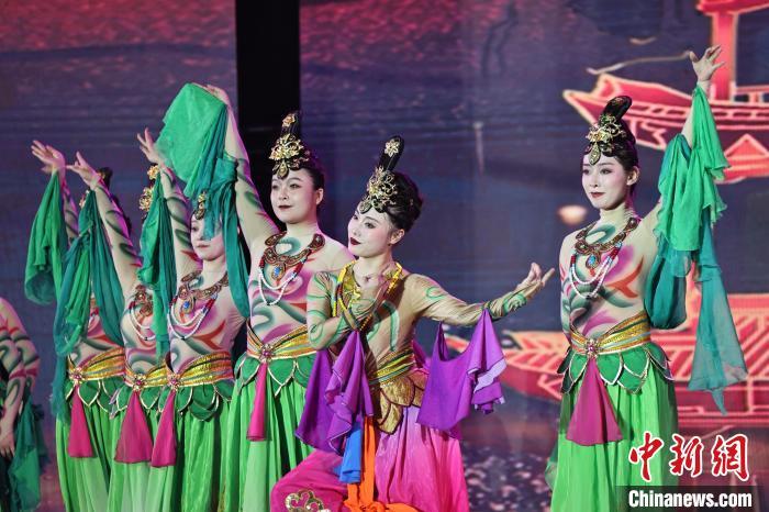 7月19日晚，第五屆黃河之濱文藝展演在蘭州體育文化廣場(chǎng)開幕。圖為開幕式演出敦煌舞蹈。張曦予 攝