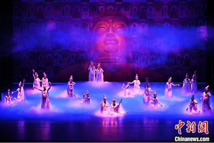 7月18日晚，中國經(jīng)典舞劇《絲路花雨》在甘肅蘭州黃河劇院進行演出。中國經(jīng)典舞劇《絲路花雨》迎來45周年，7月17日-8月4日在蘭州開啟為期多天的駐場演出。該舞劇取材于敦煌莫高窟壁畫，集中國霓裳羽衣舞、敦煌舞、印度舞、黑巾舞、波斯馬鈴舞等于一身，自1979年演出至今，該劇先后在40多個國家和地區(qū)演出近4000場，觀眾550多萬人次。中新社記者 李亞龍 攝</p>
<p>