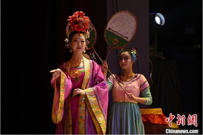 7月18日晚，中國經(jīng)典舞劇《絲路花雨》在甘肅蘭州黃河劇院進行演出。中國經(jīng)典舞劇《絲路花雨》迎來45周年，7月17日-8月4日在蘭州開啟為期多天的駐場演出。該舞劇取材于敦煌莫高窟壁畫，集中國霓裳羽衣舞、敦煌舞、印度舞、黑巾舞、波斯馬鈴舞等于一身，自1979年演出至今，該劇先后在40多個國家和地區(qū)演出近4000場，觀眾550多萬人次。中新社記者 李亞龍 攝</p>
<p>
