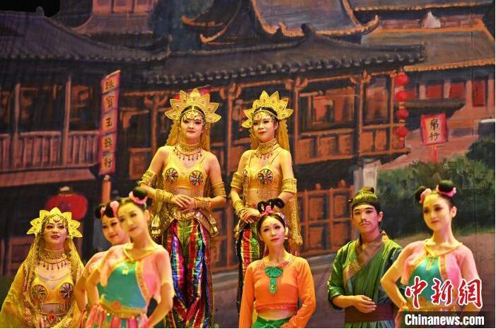 7月18日晚，中國經(jīng)典舞劇《絲路花雨》在甘肅蘭州黃河劇院進行演出。中國經(jīng)典舞劇《絲路花雨》迎來45周年，7月17日-8月4日在蘭州開啟為期多天的駐場演出。該舞劇取材于敦煌莫高窟壁畫，集中國霓裳羽衣舞、敦煌舞、印度舞、黑巾舞、波斯馬鈴舞等于一身，自1979年演出至今，該劇先后在40多個國家和地區(qū)演出近4000場，觀眾550多萬人次。中新社記者 李亞龍 攝</p>
<p>