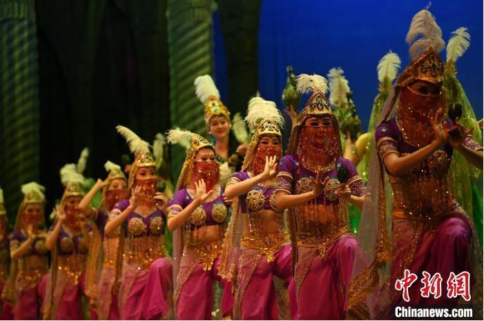 7月18日晚，中國經(jīng)典舞劇《絲路花雨》在甘肅蘭州黃河劇院進行演出。中國經(jīng)典舞劇《絲路花雨》迎來45周年，7月17日-8月4日在蘭州開啟為期多天的駐場演出。該舞劇取材于敦煌莫高窟壁畫，集中國霓裳羽衣舞、敦煌舞、印度舞、黑巾舞、波斯馬鈴舞等于一身，自1979年演出至今，該劇先后在40多個國家和地區(qū)演出近4000場，觀眾550多萬人次。中新社記者 李亞龍 攝</p>
<p>