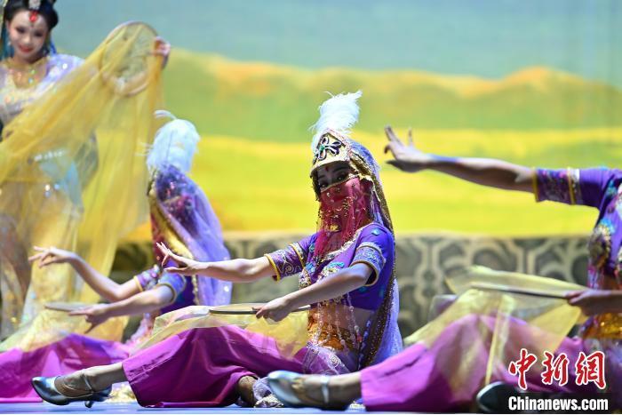 7月18日晚，中國經(jīng)典舞劇《絲路花雨》在甘肅蘭州黃河劇院進行演出。中國經(jīng)典舞劇《絲路花雨》迎來45周年，7月17日-8月4日在蘭州開啟為期多天的駐場演出。該舞劇取材于敦煌莫高窟壁畫，集中國霓裳羽衣舞、敦煌舞、印度舞、黑巾舞、波斯馬鈴舞等于一身，自1979年演出至今，該劇先后在40多個國家和地區(qū)演出近4000場，觀眾550多萬人次。中新社記者 李亞龍 攝</p>
<p>