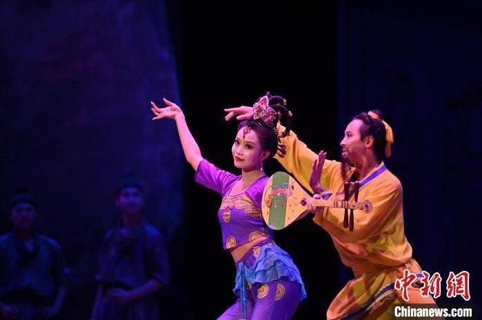 7月18日晚，中國經(jīng)典舞劇《絲路花雨》在甘肅蘭州黃河劇院進行演出。中國經(jīng)典舞劇《絲路花雨》迎來45周年，7月17日-8月4日在蘭州開啟為期多天的駐場演出。該舞劇取材于敦煌莫高窟壁畫，集中國霓裳羽衣舞、敦煌舞、印度舞、黑巾舞、波斯馬鈴舞等于一身，自1979年演出至今，該劇先后在40多個國家和地區(qū)演出近4000場，觀眾550多萬人次。中新社記者 李亞龍 攝</p>
<p>