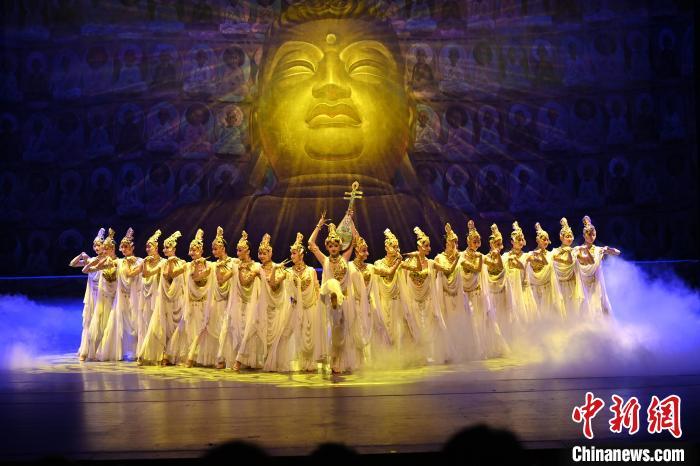 7月18日晚，中國經(jīng)典舞劇《絲路花雨》在甘肅蘭州黃河劇院演出。李亞龍 攝