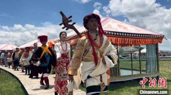 2024年6月，甘肅甘南藏族自治州上演藏服時裝秀。(資料圖)高瑩 攝