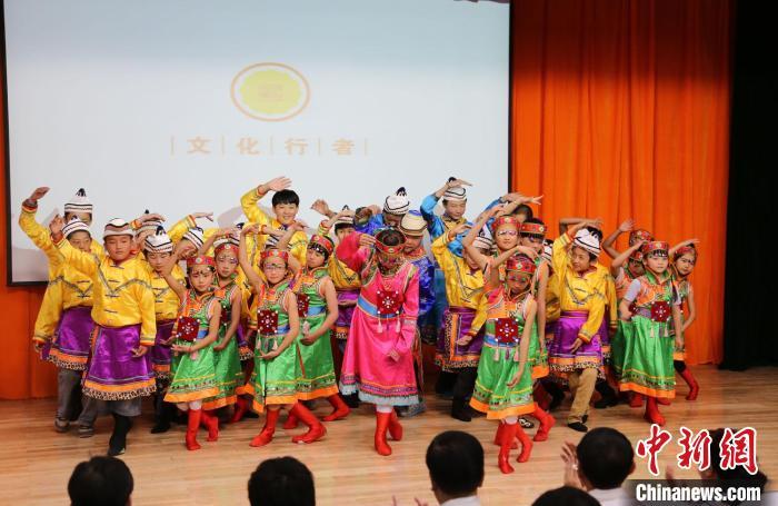 圖為蘭州大學(xué)文化行者團隊走進民族社區(qū)，開展系列活動。(資料圖)蘭州大學(xué)供圖