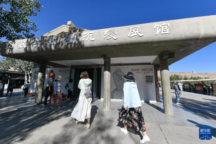 7月22日，游客排隊(duì)進(jìn)入“尋境敦煌——數(shù)字敦煌沉浸展”場(chǎng)館。新華社記者 郎兵兵 攝</p>
<p>